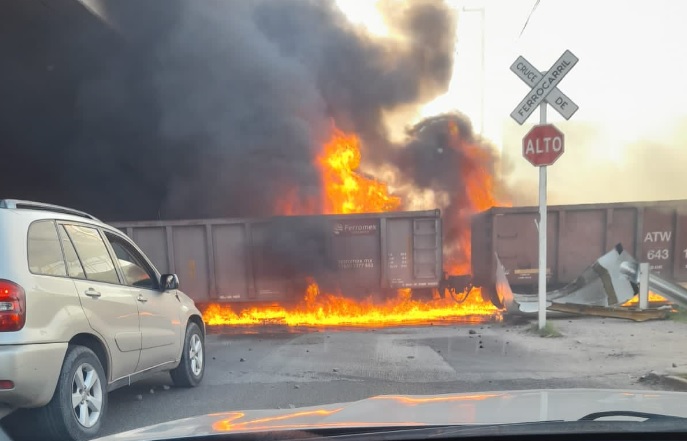 Pipa cargada con combustible choca contra tren y desata un infierno en Aguascalientes
