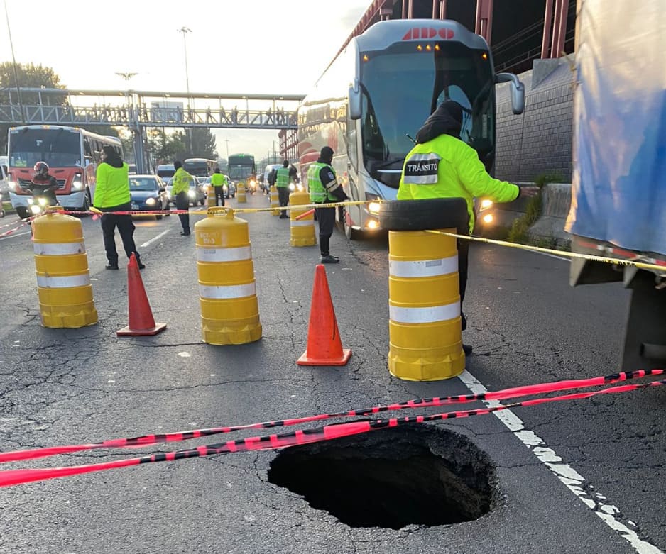 Se forma socavón en calzada Zaragoza, cerca del Metro Guelatao