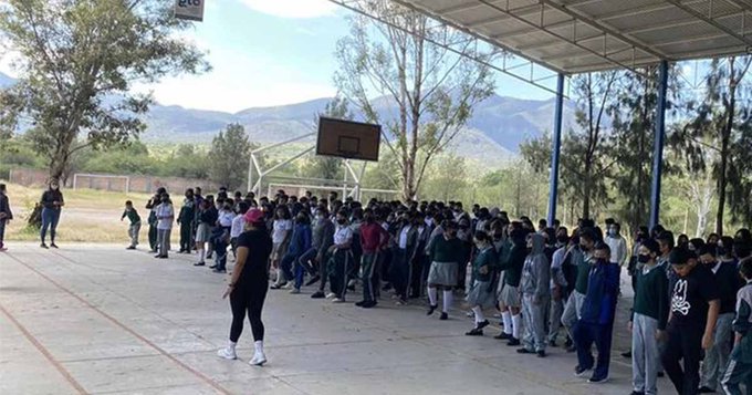 Sobrevuelan helicópteros escuela secundaria de Iztapalapa por amenaza de balacera