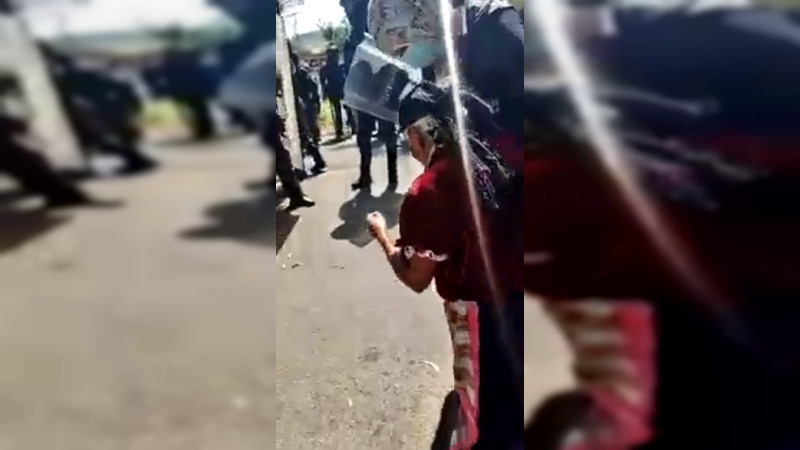 Policías desalojaron a normalistas que bloqueaban la carretera Zamora -Carapan