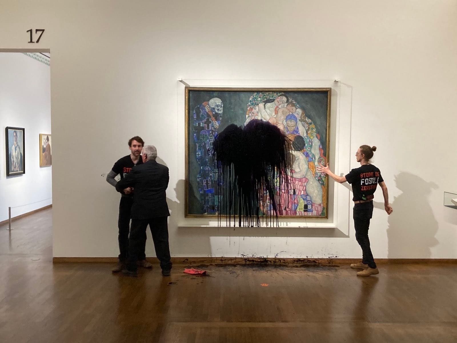 Activistas lanzan líquido negro a obra de Gustav Klimt en Viena (1)