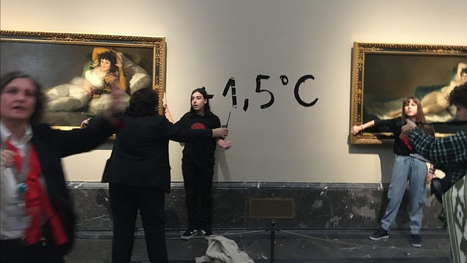Activistas se pegan a los marcos de “Las Majas” de Goya en el Museo del Prado