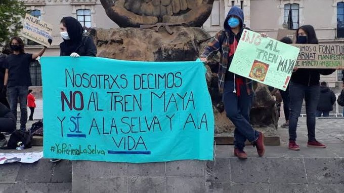 Colocan ‘antimonumento’ en Reforma en protesta contra el Tren Maya