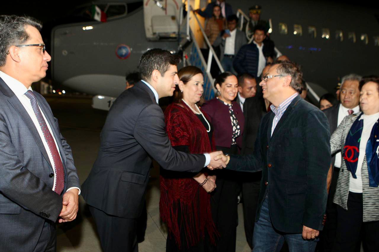 Gustavo Petro arriba a México para reunión con AMLO