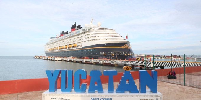 Miles de turistas llegan a Yucatán en el crucero Disney Magic