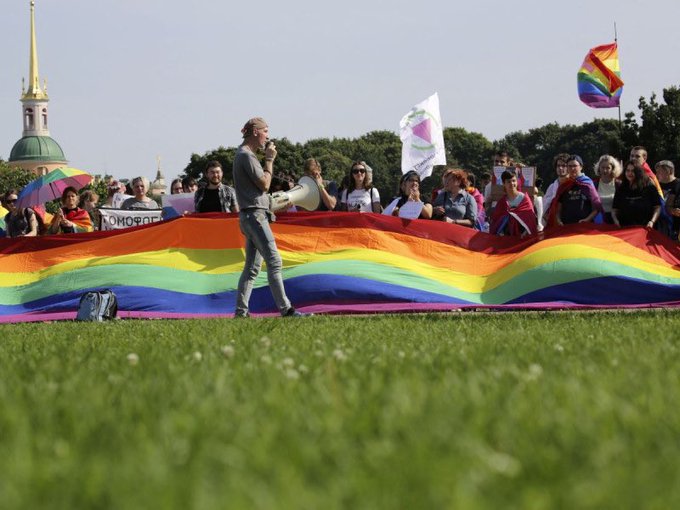 Rusia aprueba ley que prohíbe la difusión de contenidos LGBT+