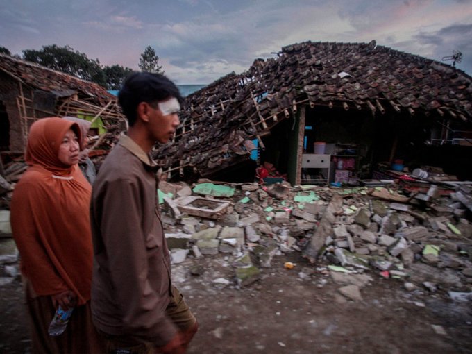 Van más de 163 muertos por sismo en Indonesia