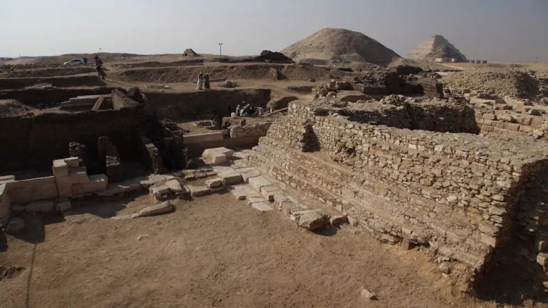 Desentierran una pirámide desconocida con 300 momias cerca de la tumba de Tutankamón