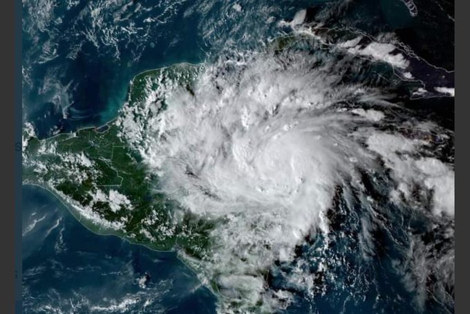 ‘Lisa‘ se fortalece a huracán y va hacia Quintana Roo