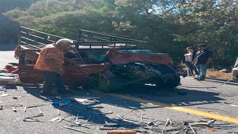 Mueren tres personas en aparatoso accidente en Alquila