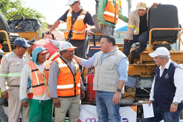 Reconocen al Alcalde Renán Barrera por la repavimentación de calles en Villa Magna Sur