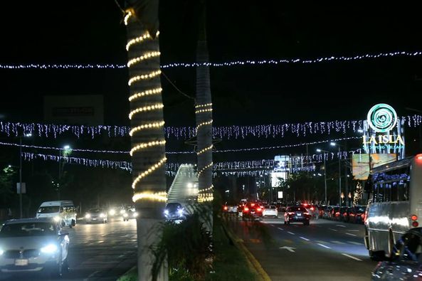 Instalan miles de luces y ornamentos navideños en Acapulco