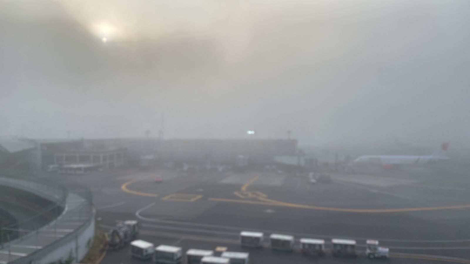 AICM suspende despegues y aterrizajes por banco de niebla