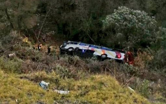 Autobús choca y cae a barranco en la México-Puebla; reportan 17 lesionados y un muerto
