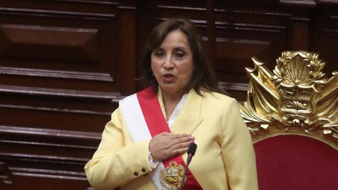 Dina Boluarte asume como presidenta de Perú