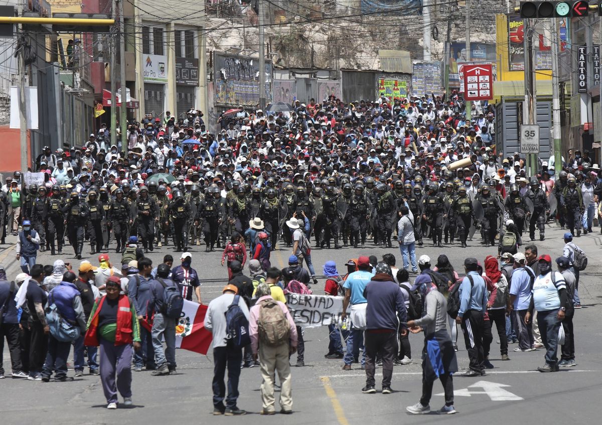 Durante 30 días el gobierno de Perú declara “estado de emergencia” en todo el país por protestas