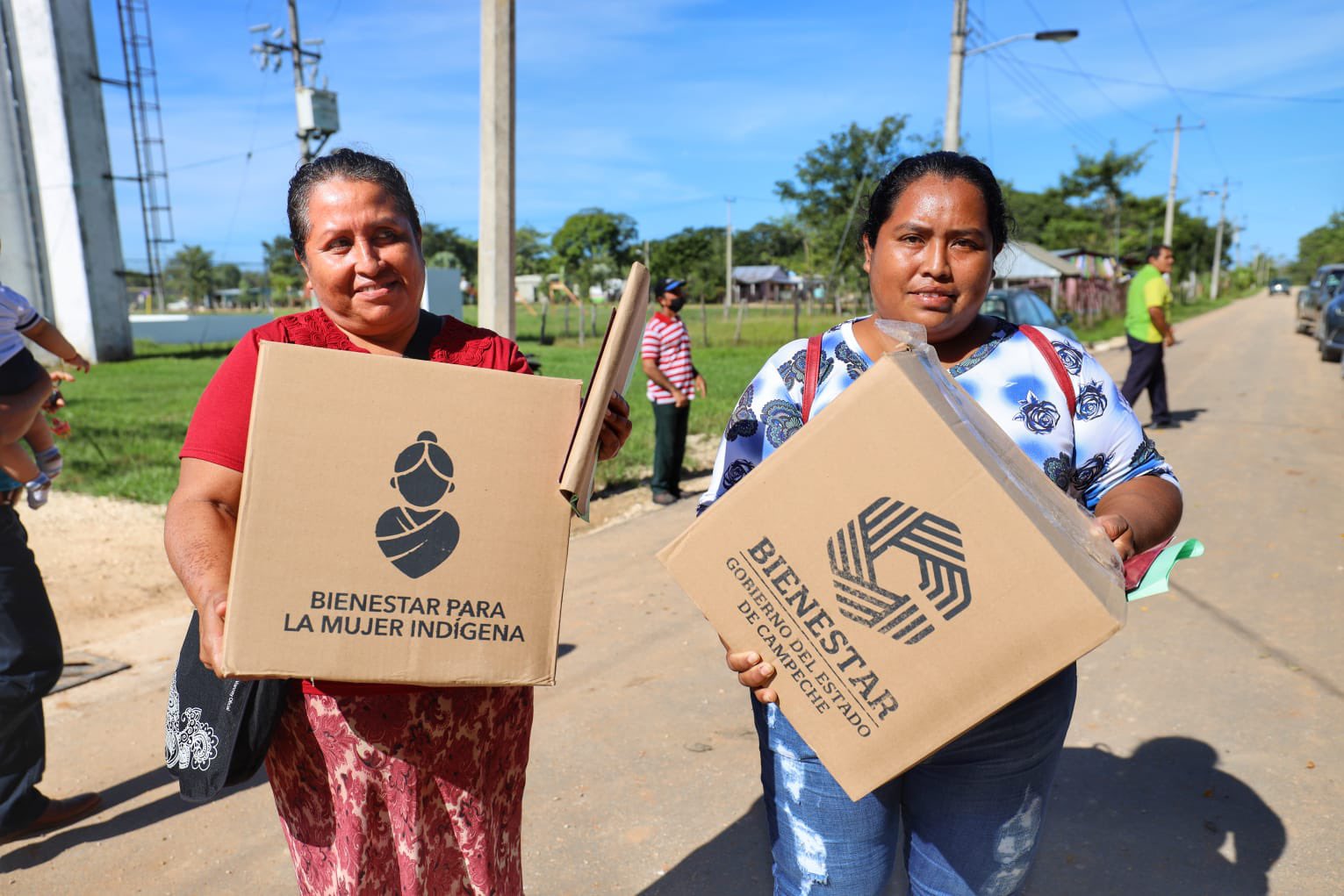 En Ciudad del Carmen benefician a más de 600 mujeres con despensas y apoyos económicos