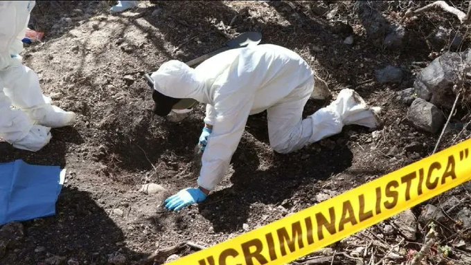 Hallan cinco cuerpos en una fosa clandestina en Uruapan
