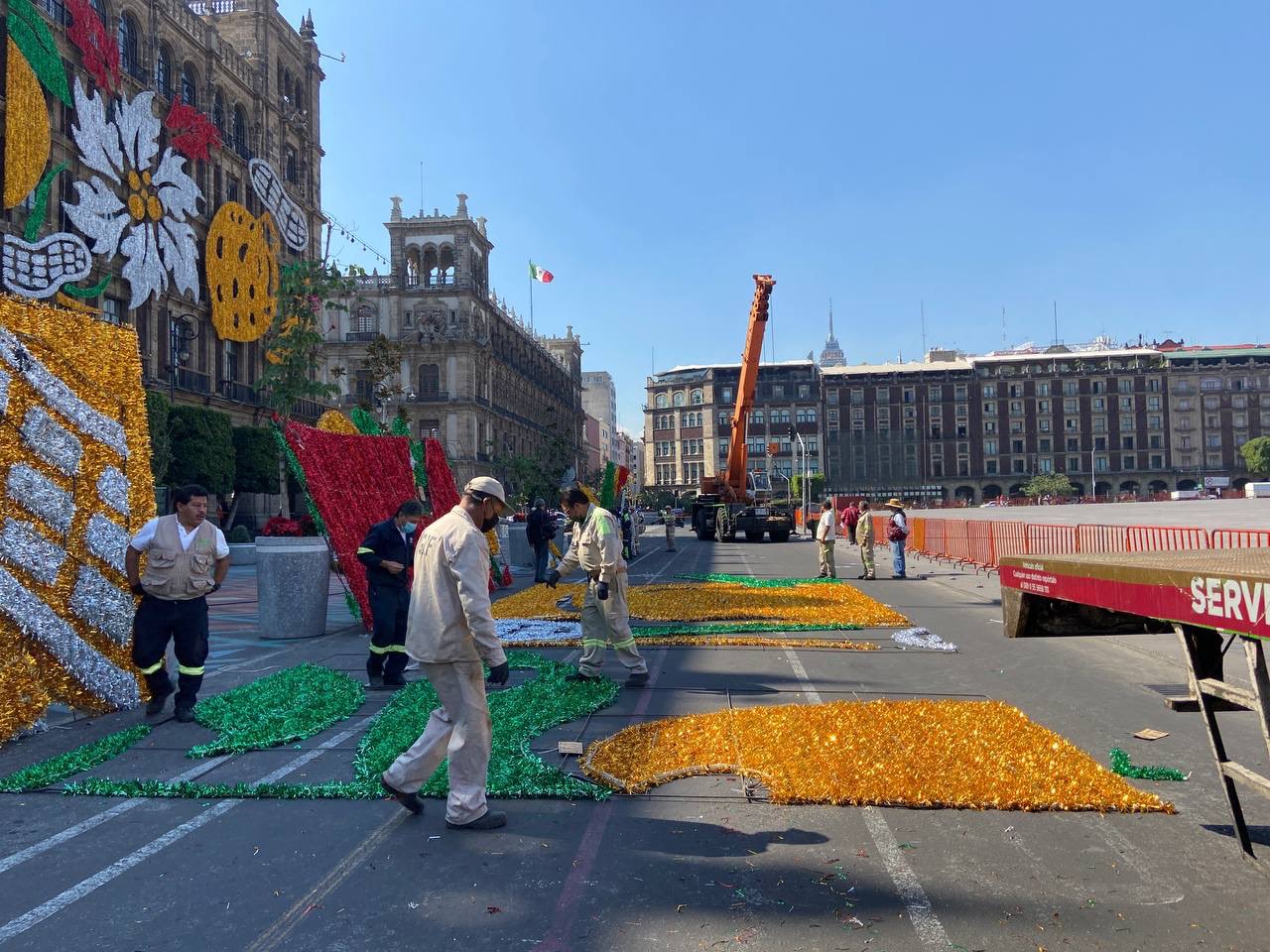 Instalan decoración navideña en el Zocalo de la CDMX