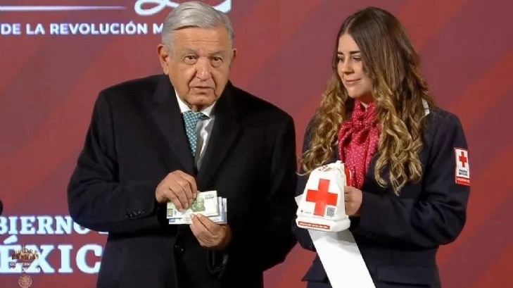 AMLO hace donativo de mil 700 pesos a la Cruz Roja