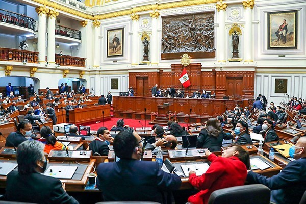 Congreso de Perú pide a AMLO dejar de meterse en los asuntos internos del país