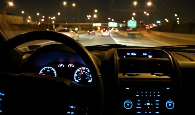 Si va a manejar de noche por carretera, extreme precauciones