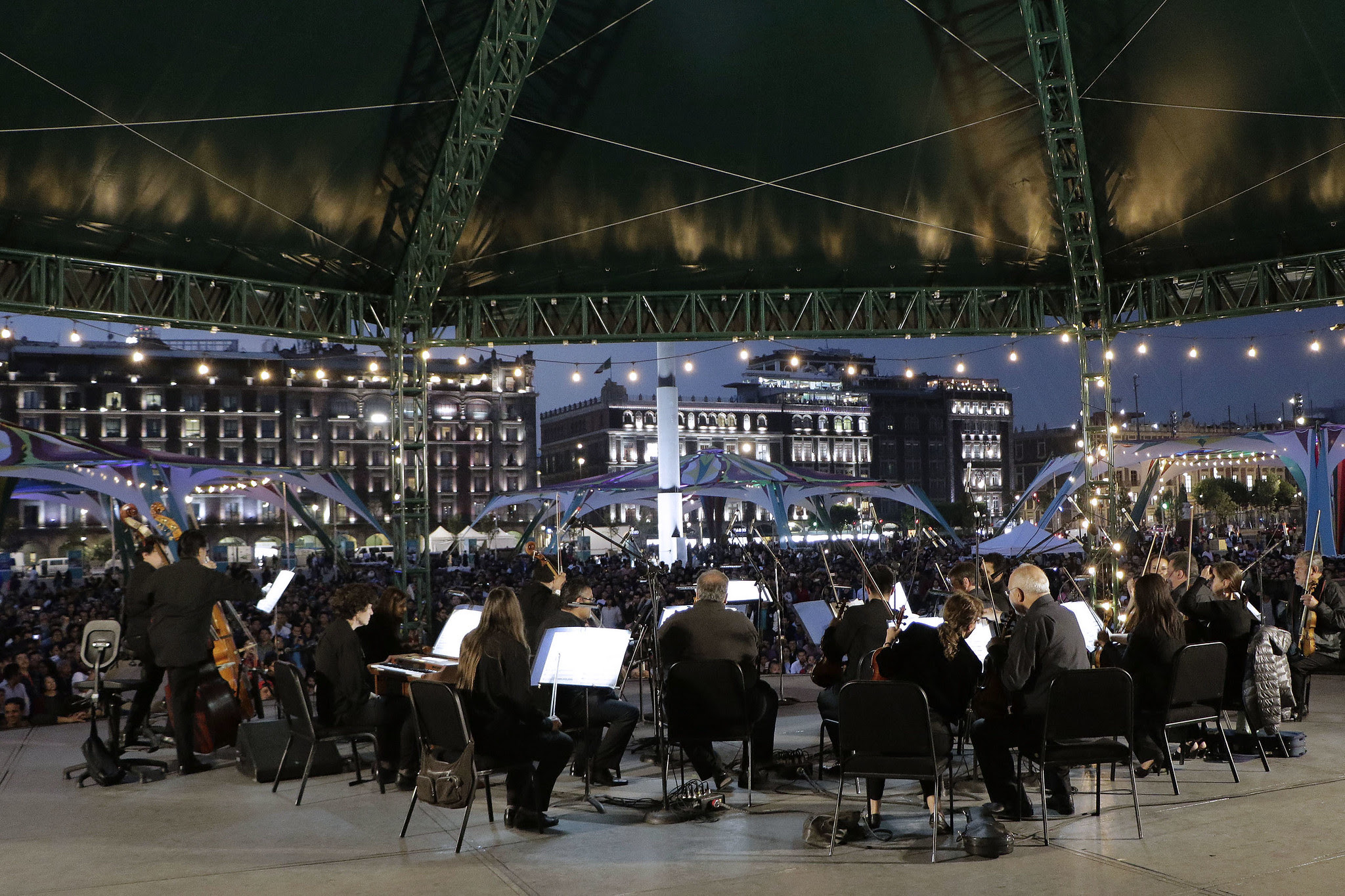 Orquesta Filarmónica de la CDMX se presenta en el Zócalo Capitalino