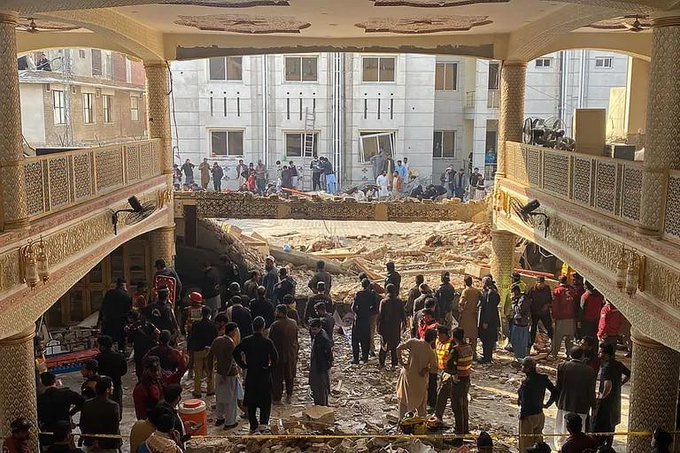 Ataque suicida en mezquita de Pakistán deja al menos 47 muertos