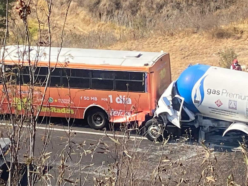 Choca pipa de gas contra autobús en la Chamapa-Lechería; hay un muerto