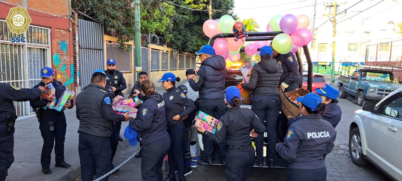 Policías realizan caravana para repartir más de 12 mil juguetes a niñas y niños de la CDMX