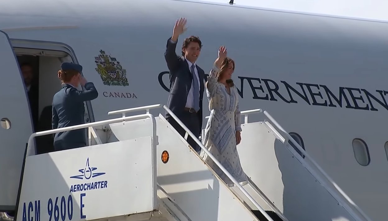 Justin Trudeau llega a México; AMLO lo recibe en el AIFA