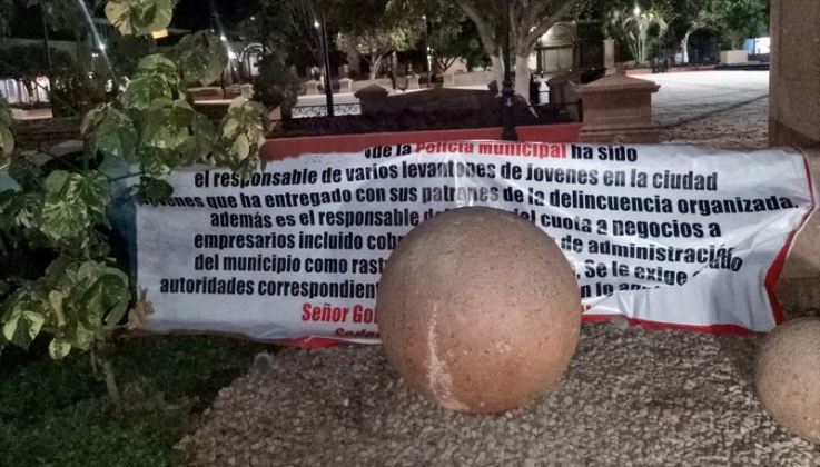 Aparece manta de amenazando a mando policiaco de Apatzingán