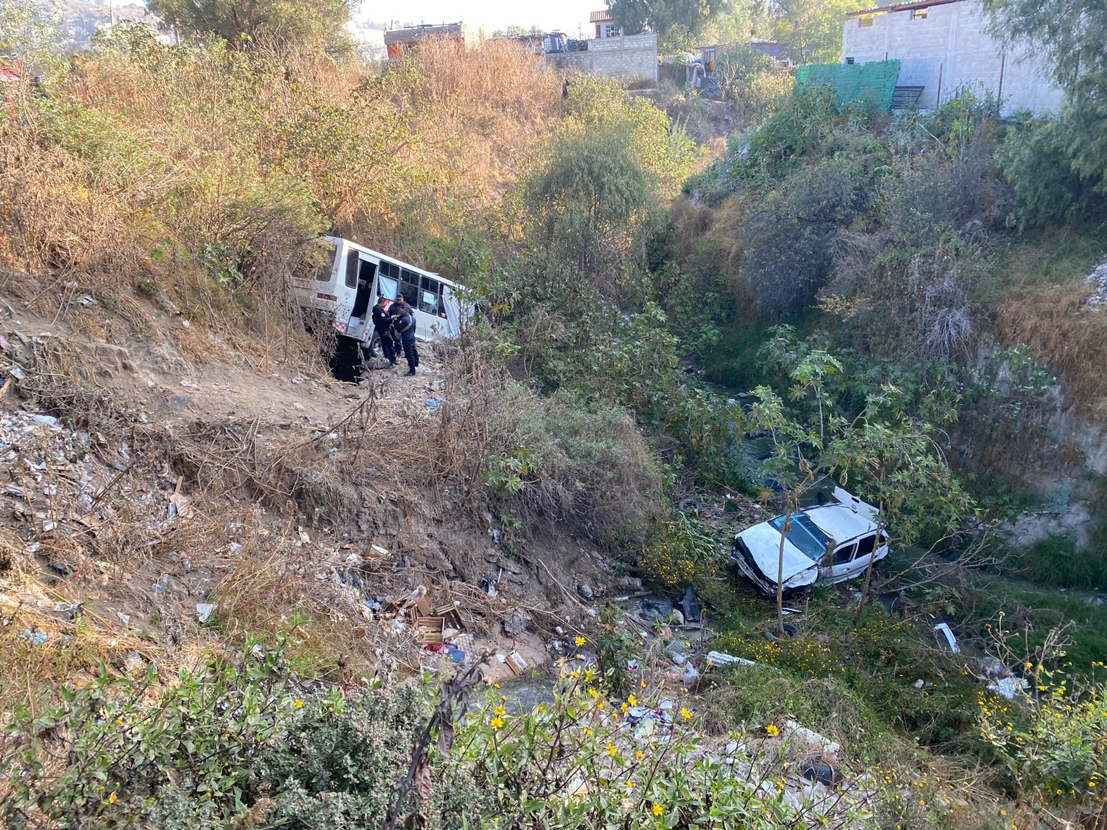 Microbús choca contra dos autos y cae a barranco en Naucalpan