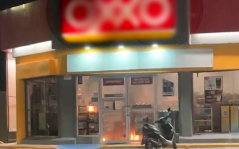 Reportan balaceras y quema de vehículos y tiendas Oxxo en Guanajuato