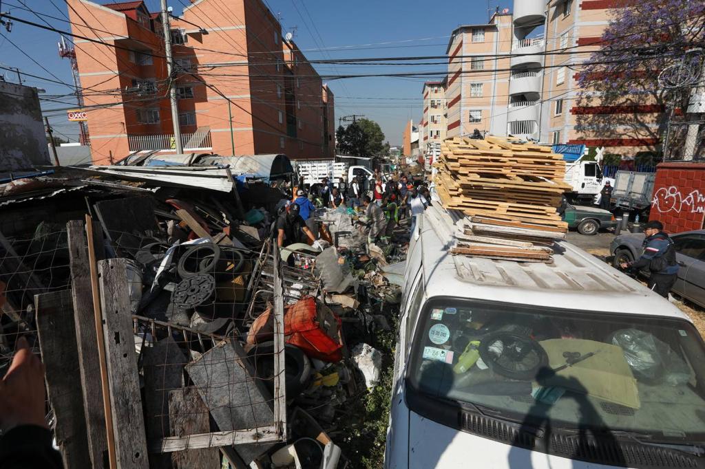 Sandra Cuevas atiende denuncia ciudadana y limpia terreno lleno de basura