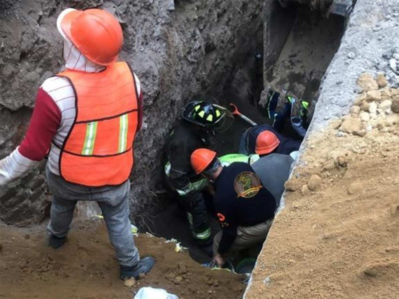 Se derrumba obra en Río San Joaquín; hay un muerto