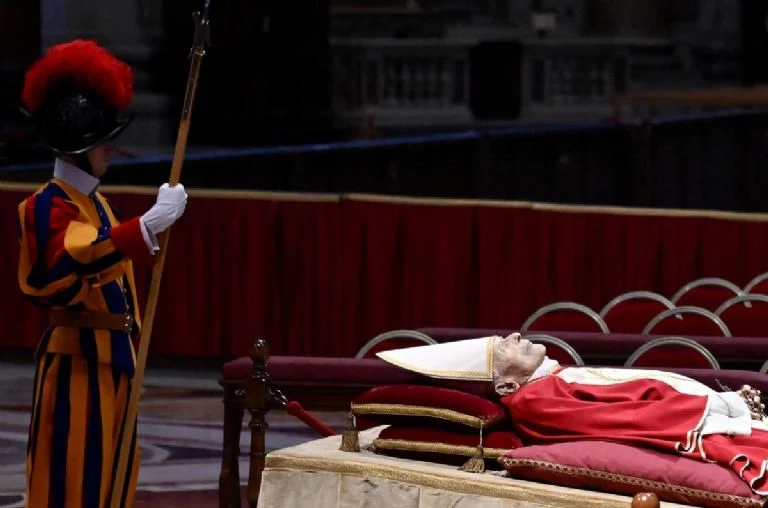 Último adiós a Benedicto XVI: abren capilla ardiente para despedir al papa emérito