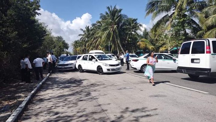 Taxistas de Cancún cierran la zona hotelera