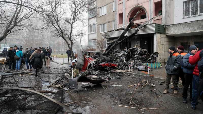 16 muertos por accidente de helicóptero en jardín de niños de Ucrania, muere ministro del Interior