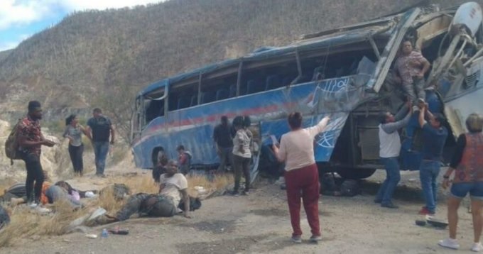 Al menos 15 migrantes muertos deja accidente de autobús en la carretera Oaxaca-Puebla