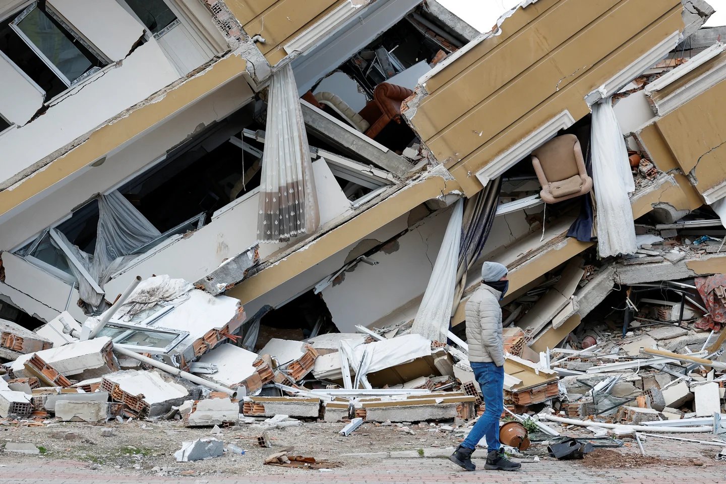 Aumenta a más de 5 mil la cifra de muertos tras terremoto en Turquía y Siria