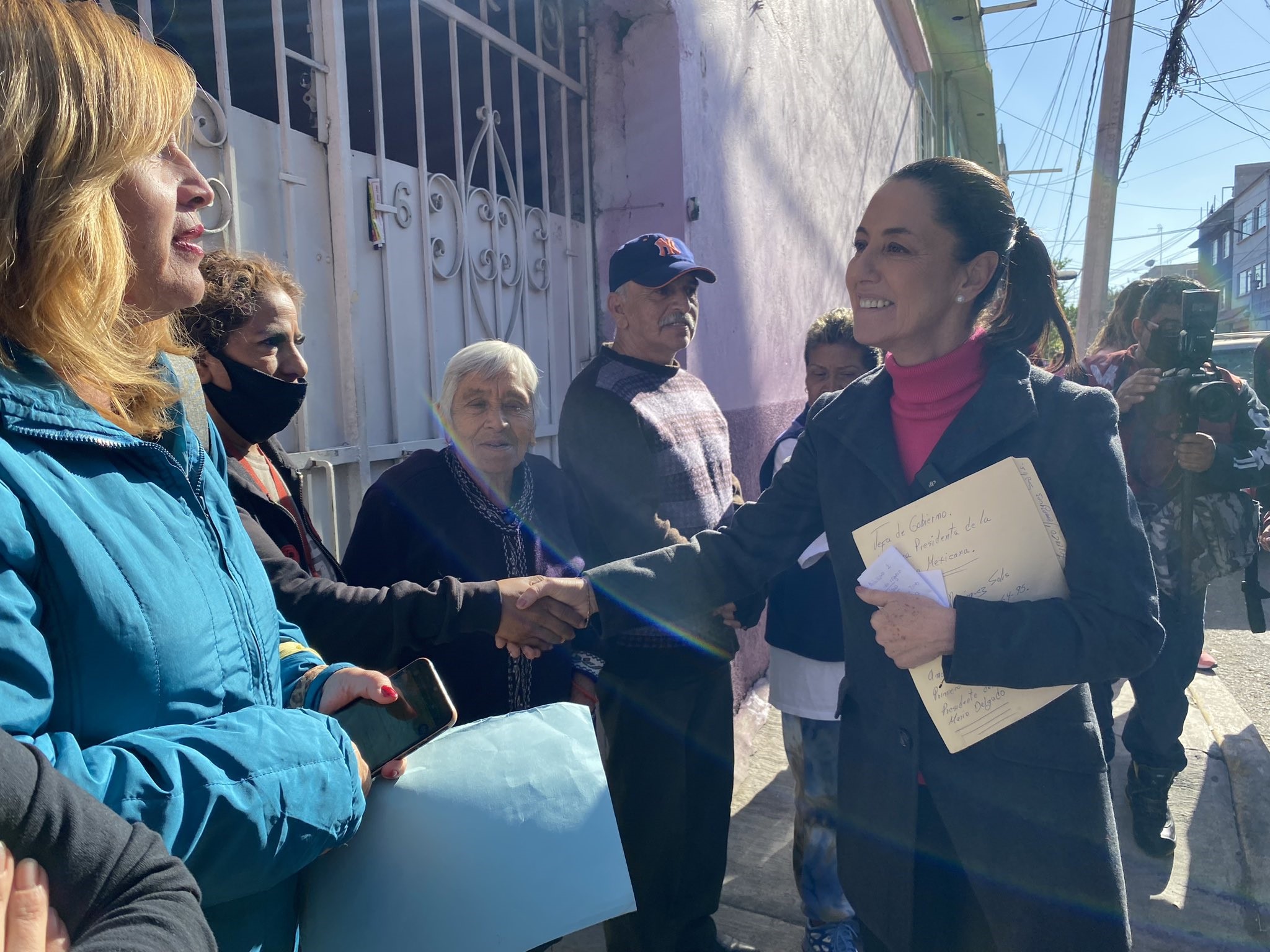 Recorre Sheinbaum la colonia Valle Gómez para fortalecer el programa “Barrio Adentro”