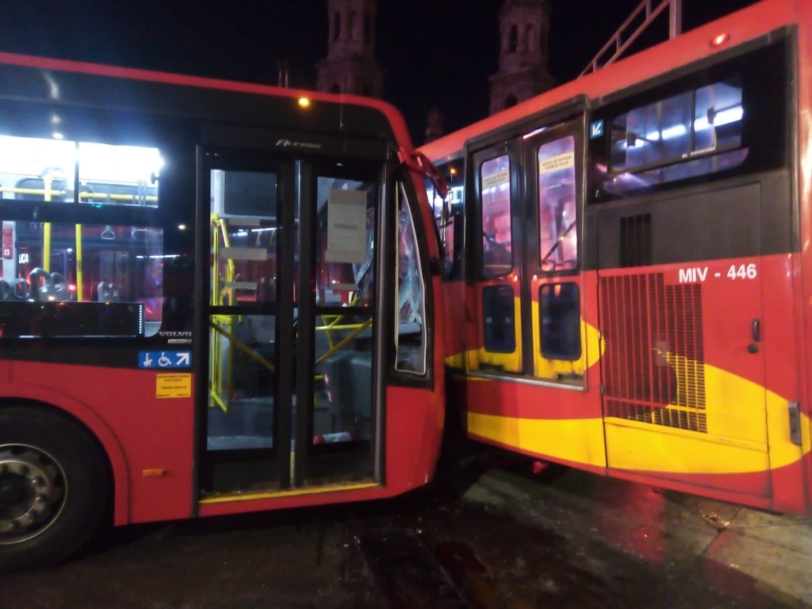 Chocan dos unidades del Metrobús en Reforma; hay 20 lesionados