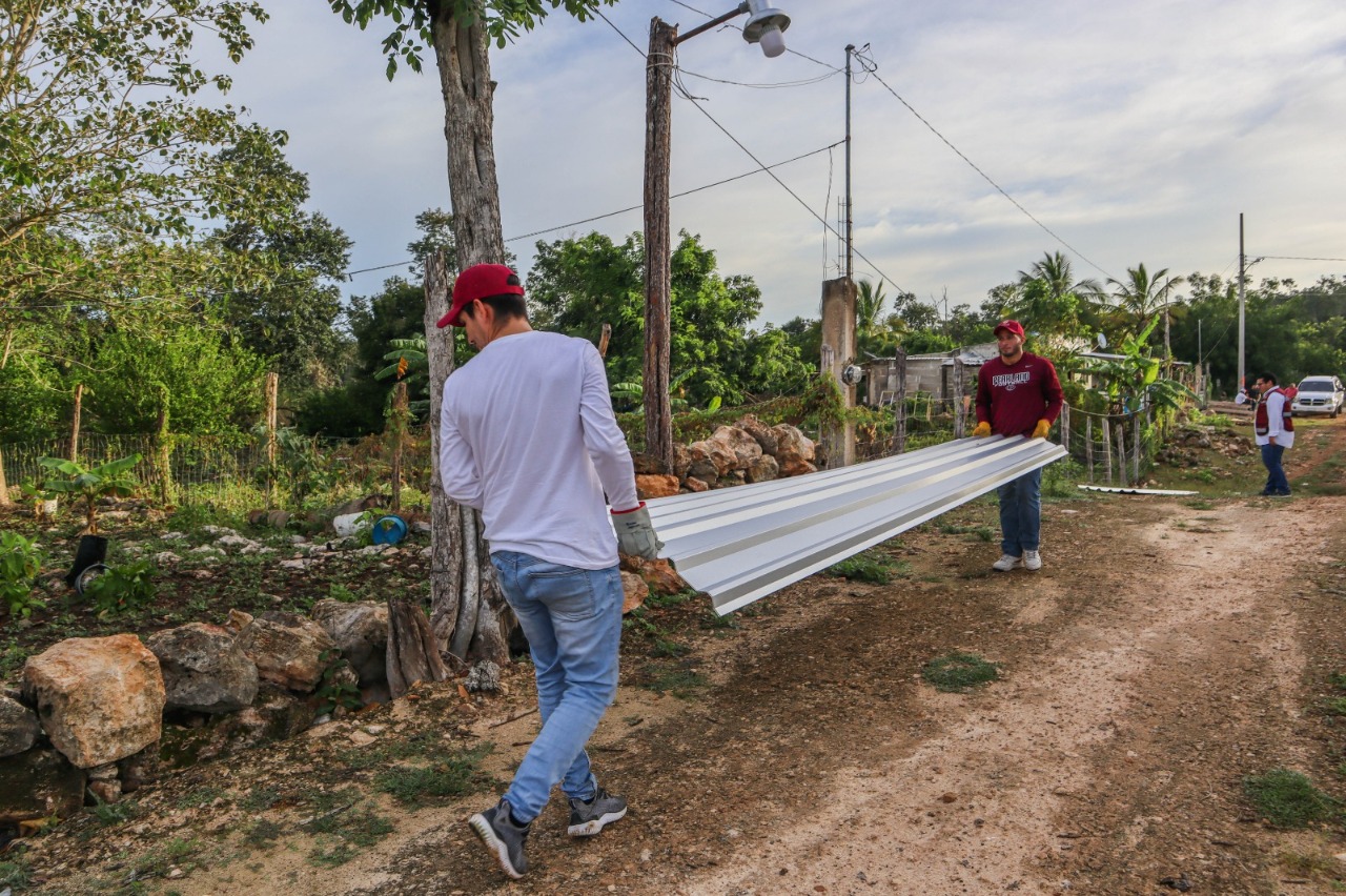En Campeche se entregó 242 paquetes de láminas a familias en condiciones vulnerables