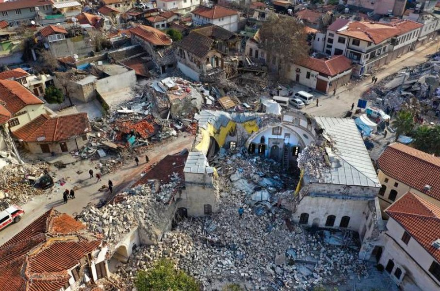 Nuevo sismo sacude a Turquía; derriba más construcciones y deja un muerto