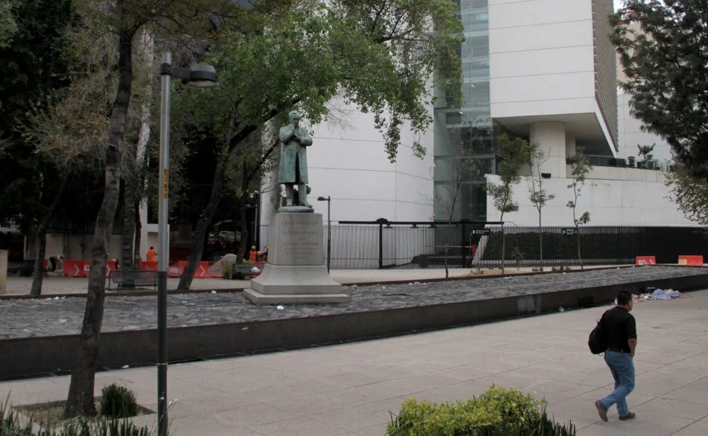 Recupera CDMX la plaza Luis Pasteur de personas que se manifestaban por la despenalización de la marihuana