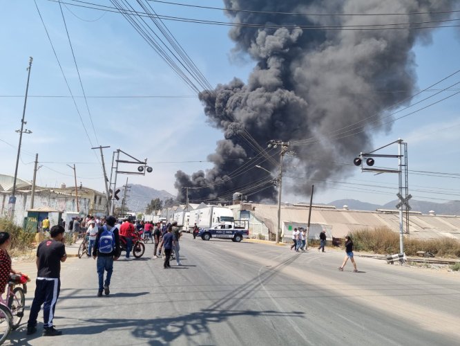 Reportan fuerte incendio en fábrica de Ecatepec