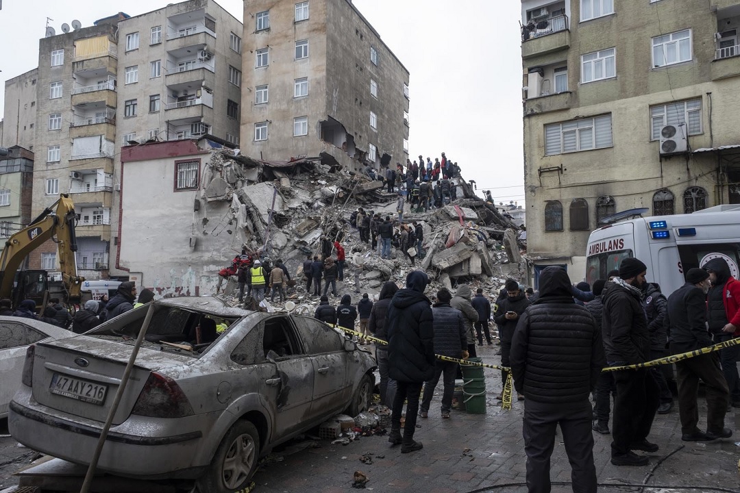 Van más de dos mil muertos y cientos de lesionados tras sismo de 7.8 en Turquía