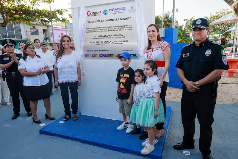 Mara Lezama y Atenea Gómez entregan renovado parque de la Colonia La Gloria en Isla Mujeres