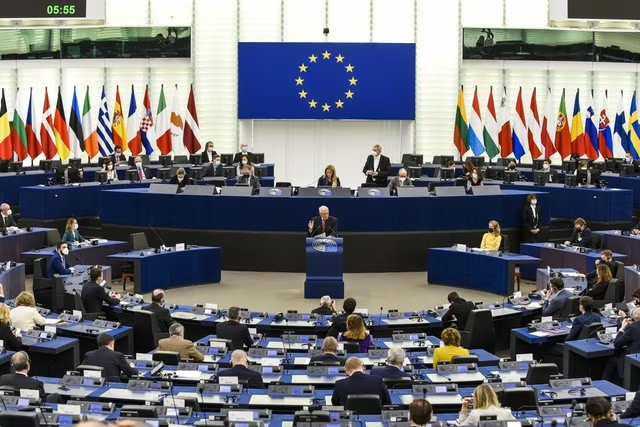 Pide Parlamento Europeo iniciar el trabajo para incorporar Ucrania a la Unión Europea en el futuro